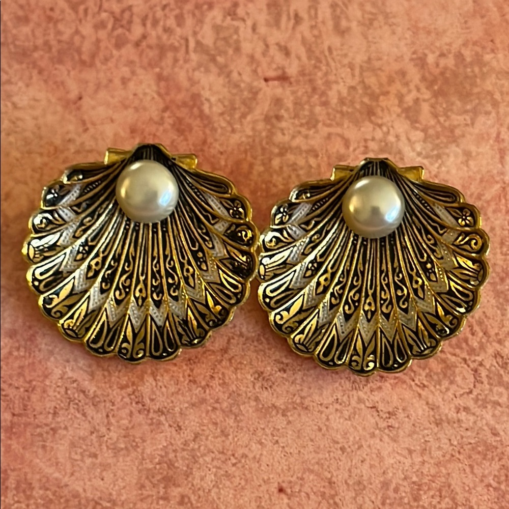 Vintage Spanish Damascene scallop shell clip earrings with center faux pearls - Picture 2 of 7